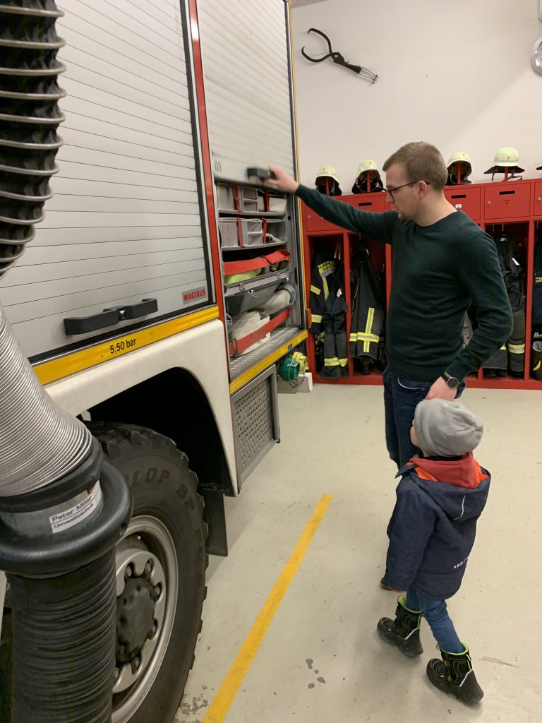 Landratskandidat Ludwig Ott mit seinem Sohn vor Einsatzfahrzeug der Feuerwehr Neu-Ulm